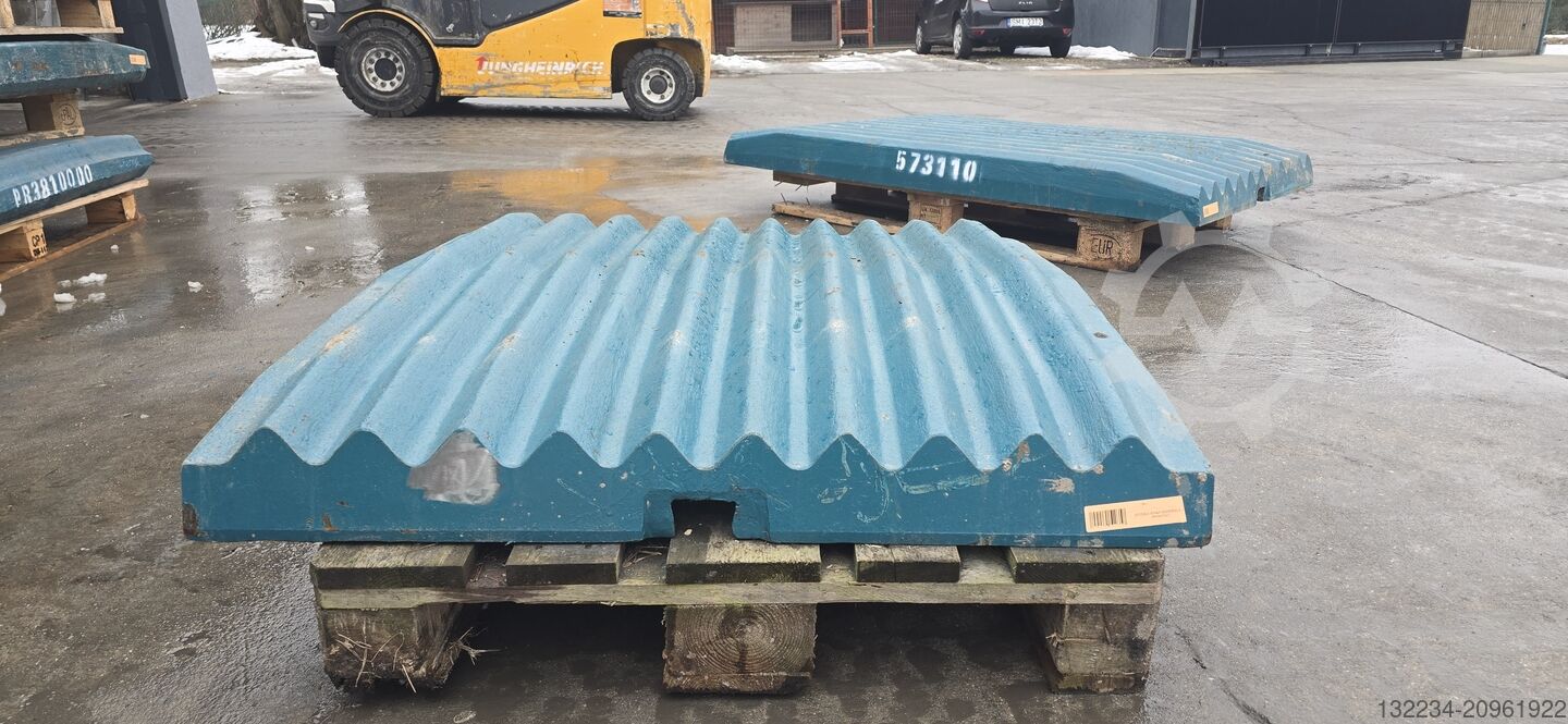 🏷️ Keestrack B3 - used Extec C10 jaws Sandvik QJ241 for sale
