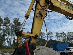 Kobelco E215B Tracked excavator w/ 2 buckets, tilt and art