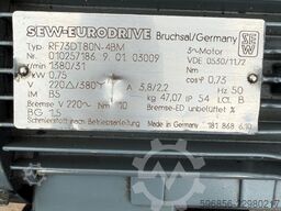 SEW Eurodrive RF73DT80N-4BM Motoreduktor 0,75 kW 1380/31 obr B5 hamulec