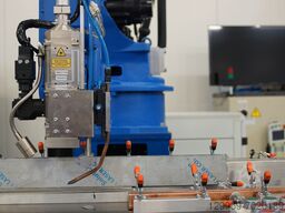 YASKAWA/ MOTOMAN HP20D/ LASERLINE LDM 12 LASER WELDING