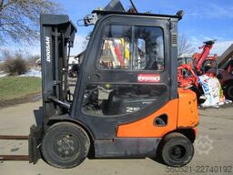 Doosan D25S-5 - Triplex-FH 4,8m + Seitenschieber