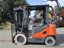 Doosan D25S-5 -Triplex-Freihub 4,75m + Seitenschieber