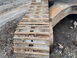 New Holland Kobelco E305B Crawler Excavator w/ Digger Bucket.