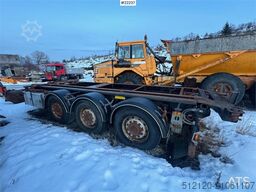 Istrail hook trailer with tipping function