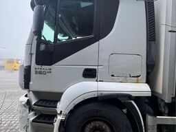 Iveco Stralis 360 4x2 box truck with full side opening.