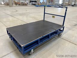 Linde Kommissionierer mit großer Plattform vor