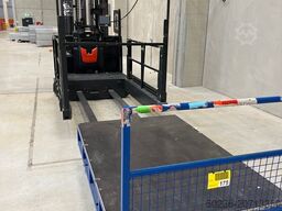 Linde Kommissionierer mit großer Plattform vor