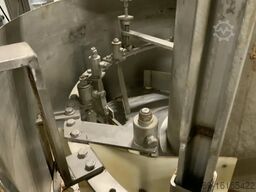 Glass jar filling and closing line