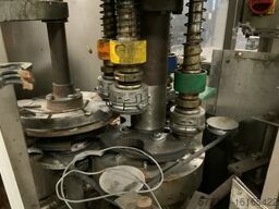 Glass jar filling and closing line