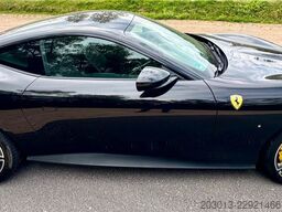 FERRARI Roma Coupe Schwarz