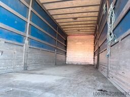 VOLVO FM 330 4x2 7,7 m Curtainsider and Taillift