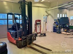 Toyota 8FBEKT18 electric forklift