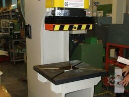 Hidralmac 40 T Einständerpresse