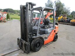 Toyota 8FDF25 - Triplex-Freihub 4,7m - Seitenschieber - 2
