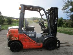 Toyota 8FDF25 - Triplex-Freihub 4,7m - Seitenschieber - 2