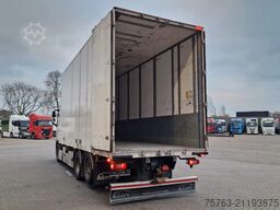 Volvo FH 13.540 Globetrotter 6x2 - Closed box with si...
