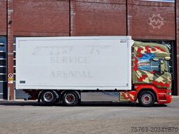 Scania R580 V8 Topline 6x2 - Box with sidedoors - Reta...