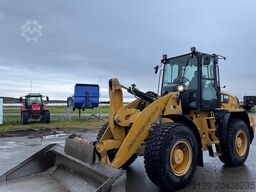 Caterpillar 918M wheel loader w/ grading bucket, flap wing buc