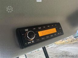 Caterpillar 918M wheel loader w/ grading bucket, flap wing buc