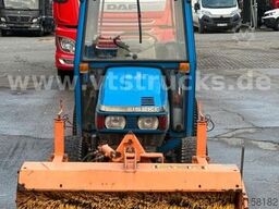 ISEKI 3015A 4x4 Kleintraktor inkl. Kehrmaschine