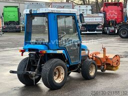 ISEKI 3015A 4x4 Kleintraktor inkl. Kehrmaschine