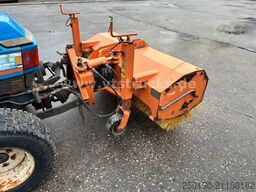 ISEKI 3015A 4x4 Kleintraktor inkl. Kehrmaschine