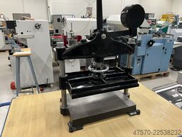 Bookbinding press with tapping block