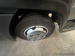 NISSAN NT 500 Koffer mit Ladebordwand *Schlafkabine*