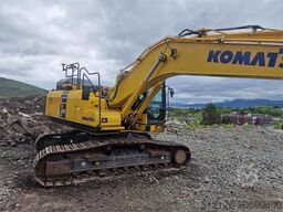 Komatsu PC210LC crawler excavator with 2 buckets and tiltr