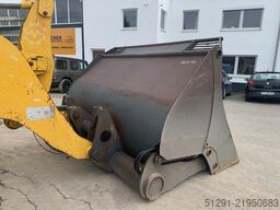 Komatsu WA320-8E0