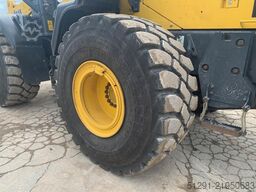 Komatsu WA320-8E0
