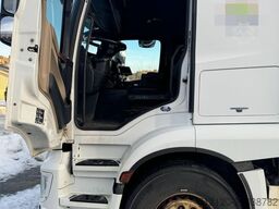 Mercedes-Benz Actros 1836 4x2 box truck with tail lift and side