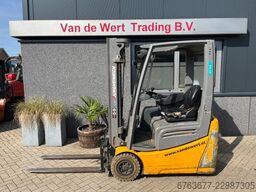 JUNGHEINRICH EFG215 EFG215 triplo460 freelift sideshift 2016 heftruck forklift electrisch