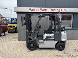 NISSAN UD02A25PQ Triplo 475 Freelift/Sideshift LPG 2005