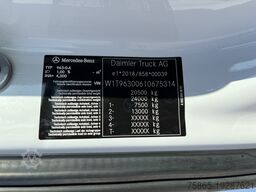 Mercedes-Benz Actros 2124 / 2023 / 18 Ton / Box / Laadklep
