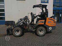 GIANT G2700 X-tra HD with loader bucket and palletfork