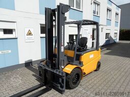 Jungheinrich EFG 550 - Zinkenverstellgerät mit 2000 mm Gabeln