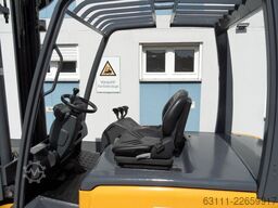 Jungheinrich EFG 550 - Zinkenverstellgerät mit 2000 mm Gabeln