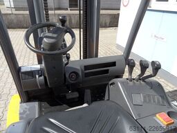 Jungheinrich EFG 550 - Zinkenverstellgerät mit 2000 mm Gabeln