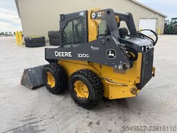 John Deere 320G