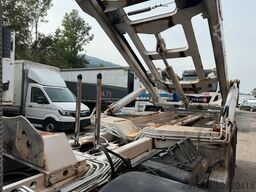 MERCEDES-BENZ Actros 3243 8x4 BB Silo Austeller Bj 2002