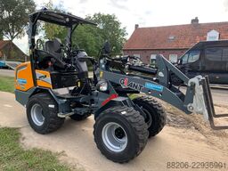 GIANT G2700 X-TRA HD+ minishovel DEMO skid banden €695 LEASE