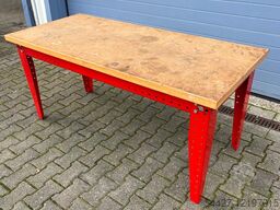 Kind Arbeitstisch