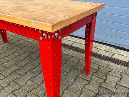 Kind Arbeitstisch