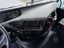 Volvo FH 460 Globe XL 6 x 2 volumencombi met 2 ass aa...