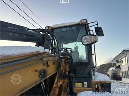 CAT 930G w/ bucket, pallet forks and scale. See hours!