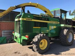 John Deere 6650