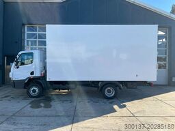 Mercedes-Benz Accelo 915 4x2 Closed Cargo Truck
