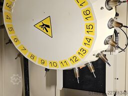 FANUC Robodrill α-T21iF / BT30