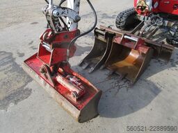 Takeuchi TB 216 - hydraulischer Schnellwechsler + 3 Löffel
